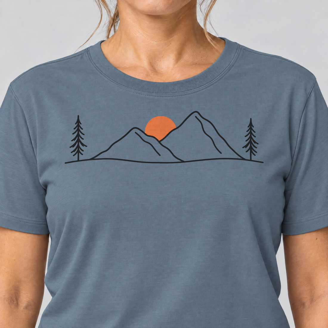 Nahaufnahme des Drucks: Abendsonne in den Bergen – T-Shirt Unisex in Steinblau, von einer Frau getragen