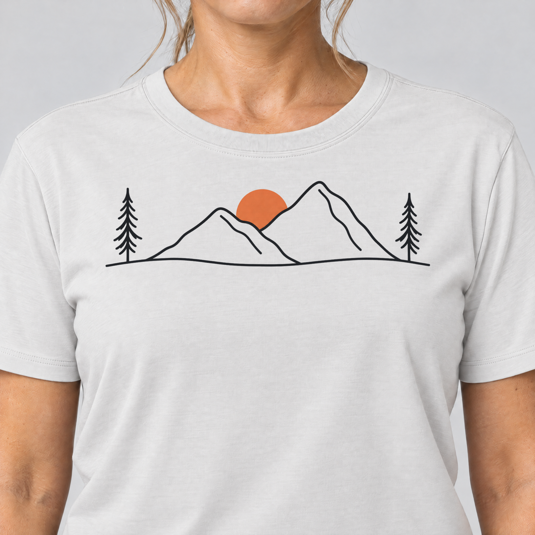 Nahaufnahme des Drucks: Abendsonne in den Bergen – T-Shirt Unisex in Weiß, von einer Frau getragen
