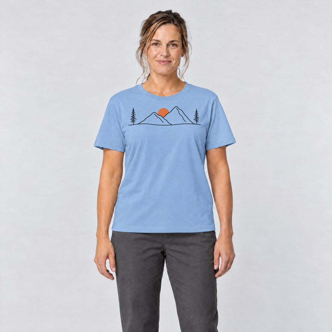 Frau trägt Abendsonne in den Bergen – T-Shirt Unisex in Himmelblau, Ansicht von vorn