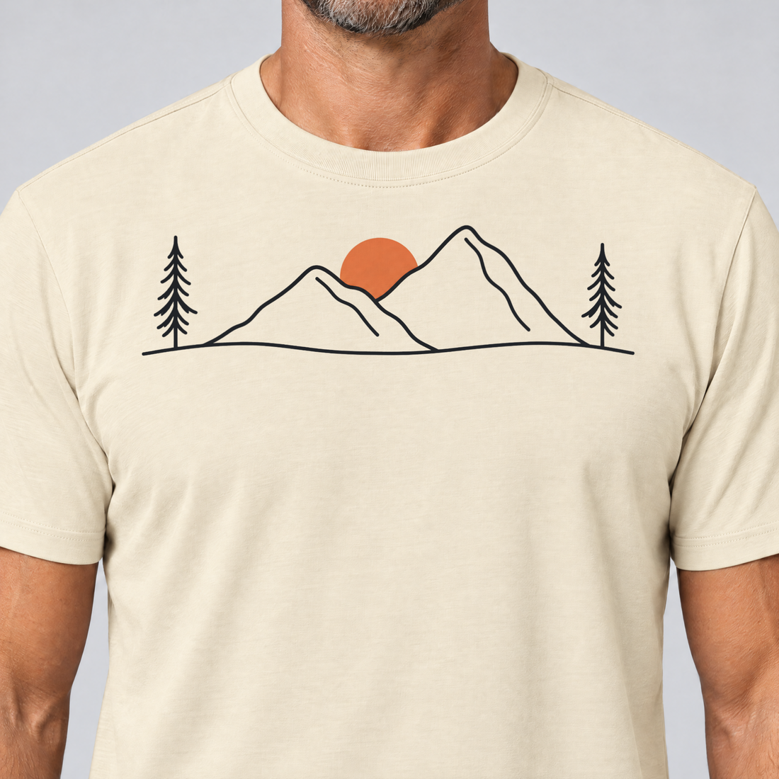 Nahaufnahme des Drucks: Abendsonne in den Bergen – T-Shirt Unisex in Natur, von einem Mann getragen
