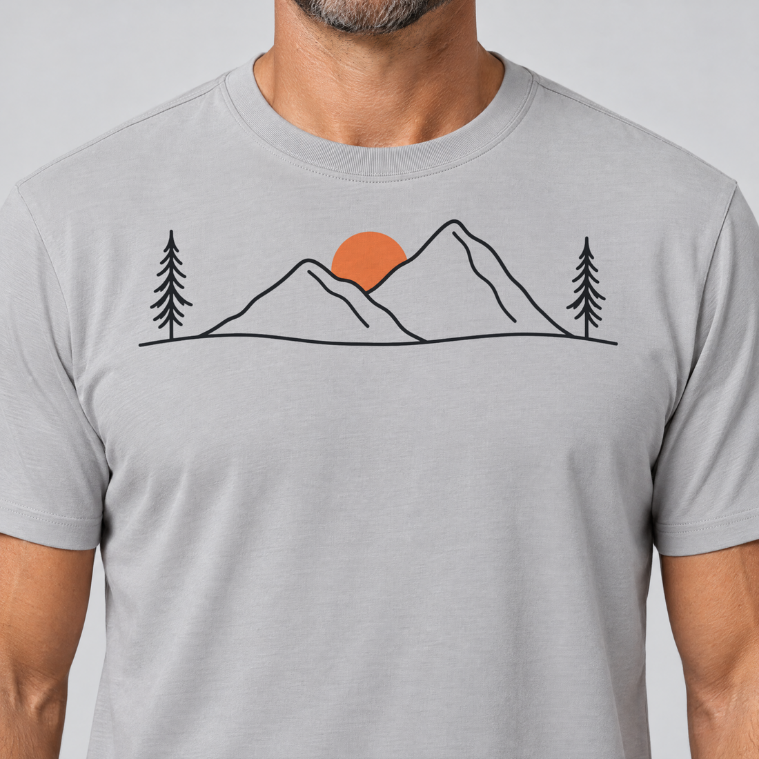 Nahaufnahme des Drucks: Abendsonne in den Bergen – T-Shirt Unisex in Hellgrau, von einem Mann getragen