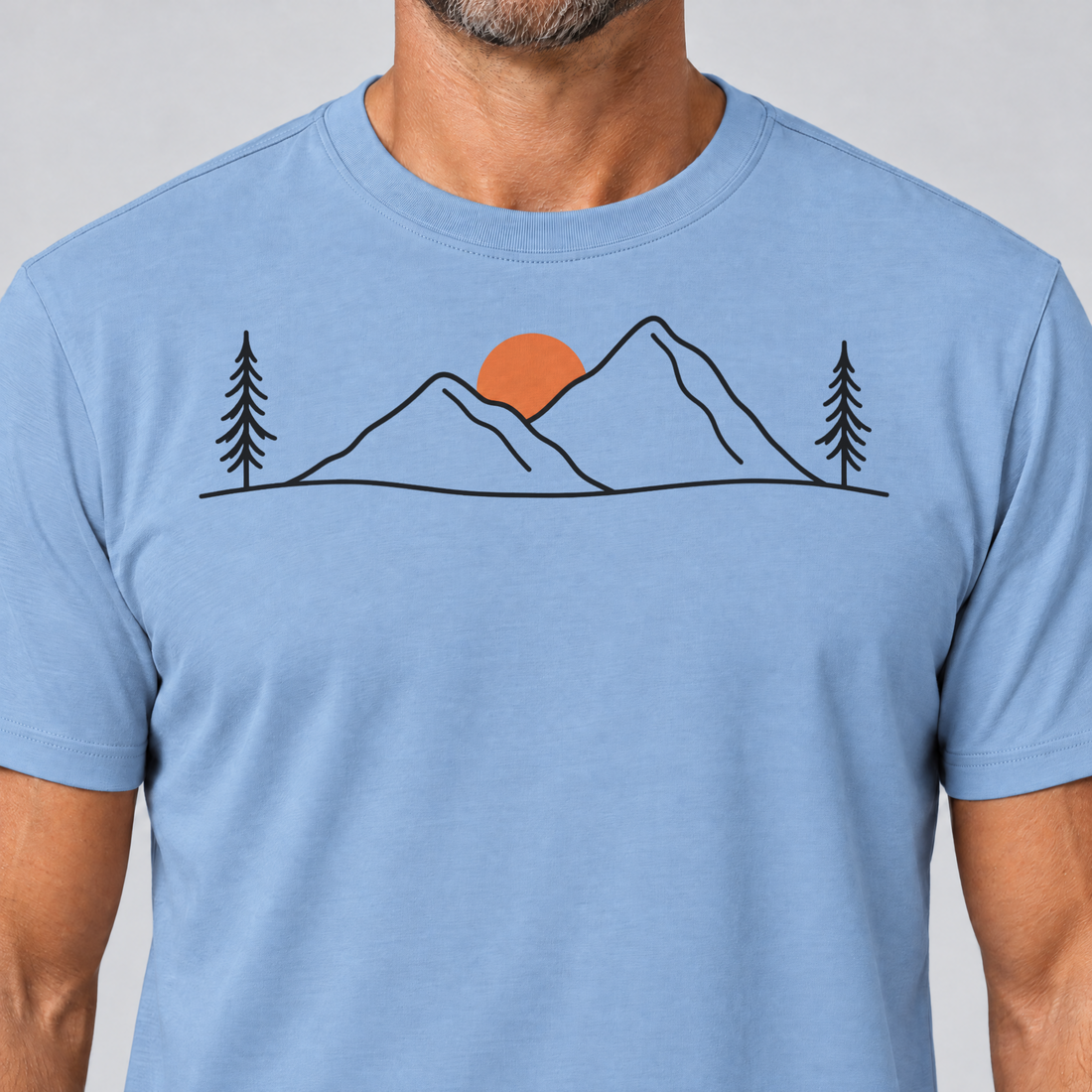 Nahaufnahme des Drucks: Abendsonne in den Bergen – T-Shirt Unisex in Himmelblau, von einem Mann getragen