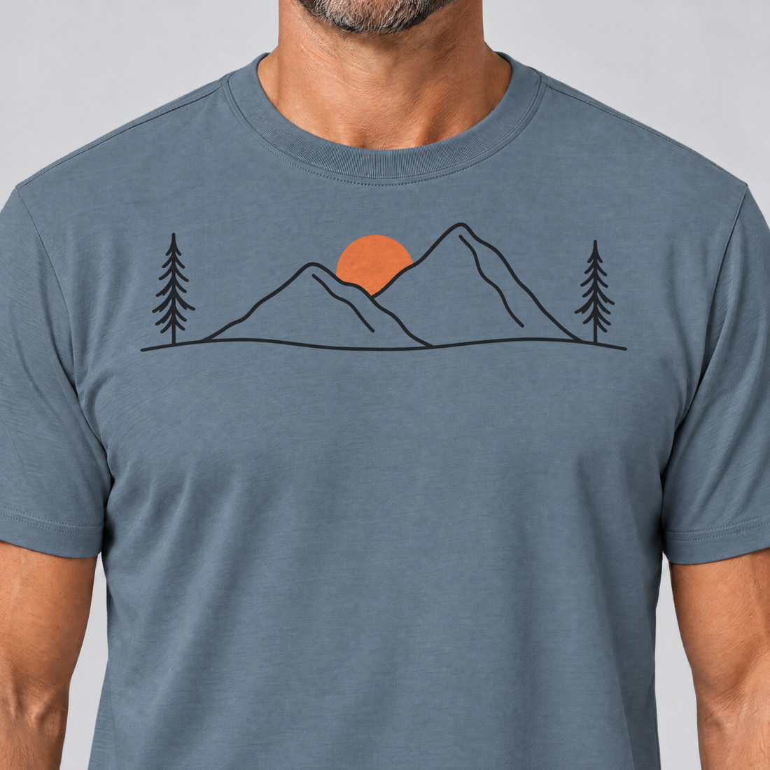 Nahaufnahme des Drucks: Abendsonne in den Bergen – T-Shirt Unisex in Steinblau, von einem Mann getragen