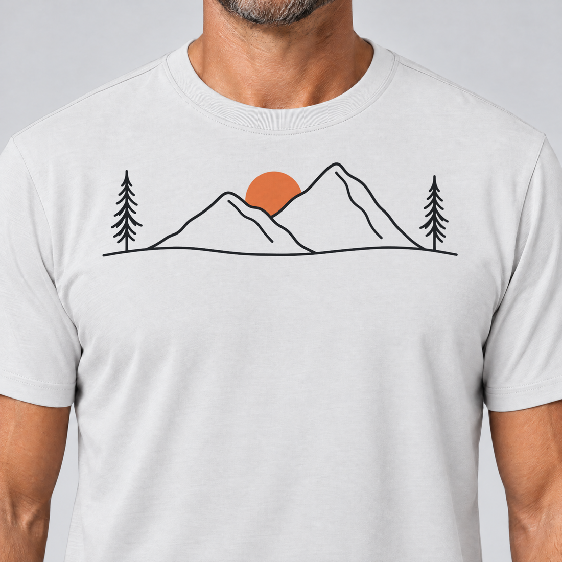 Nahaufnahme des Drucks: Abendsonne in den Bergen – T-Shirt Unisex in Weiß, von einem Mann getragen