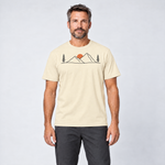 Mann trägt Abendsonne in den Bergen – T-Shirt Unisex in Natur, Ansicht von vorn