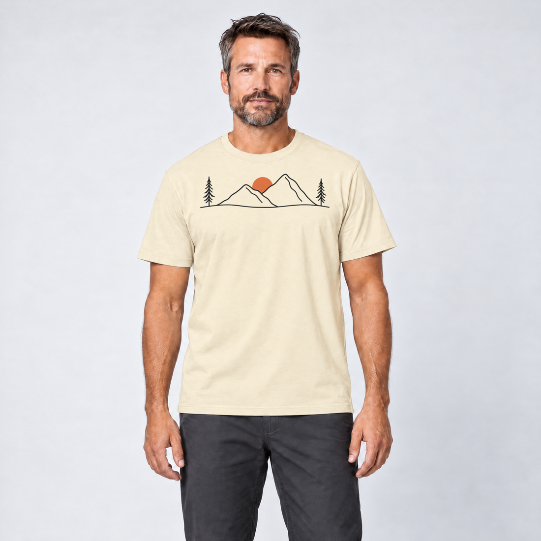Mann trägt Abendsonne in den Bergen – T-Shirt Unisex in Natur, Ansicht von vorn