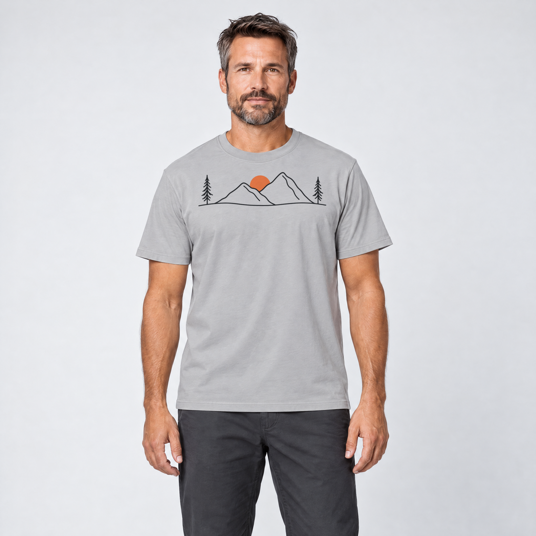 Mann trägt Abendsonne in den Bergen – T-Shirt Unisex in Hellgrau, Ansicht von vorn