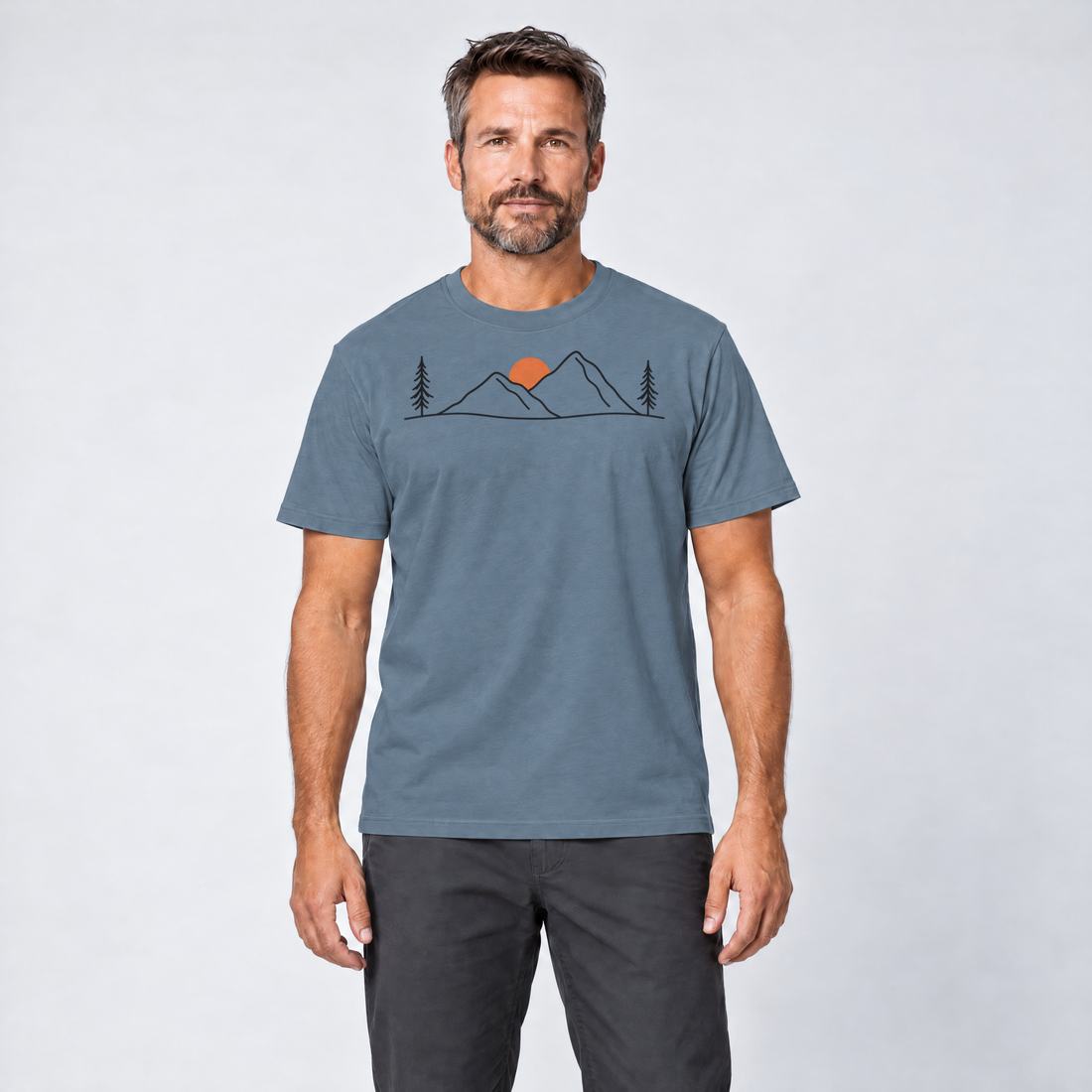 Mann trägt Abendsonne in den Bergen – T-Shirt Unisex in Steinblau, Ansicht von vorn