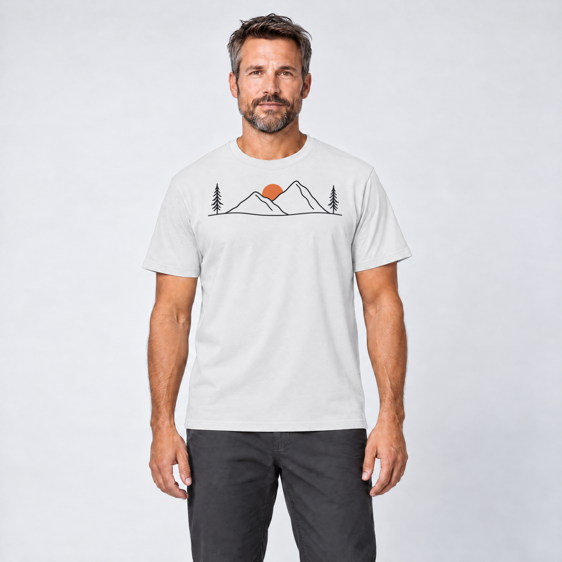 Mann trägt Abendsonne in den Bergen – T-Shirt Unisex in Weiß, Ansicht von vorn