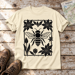 Biene im Blütenrahmen – T-Shirt Unisex in Natur, flach liegend auf alten Holzbrettern mit Wanderschuhen und Wanderkarte.