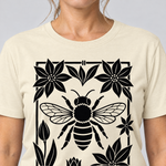 Nahaufnahme des Drucks: Biene im Blütenrahmen – T-Shirt Unisex in Natur, von einer Frau getragen