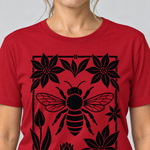 Nahaufnahme des Drucks: Biene im Blütenrahmen – T-Shirt Unisex in Rot, von einer Frau getragen
