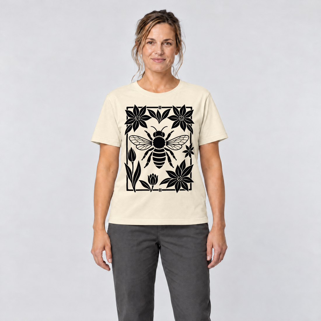 Frau trägt Biene im Blütenrahmen – T-Shirt Unisex in Natur, Ansicht von vorn