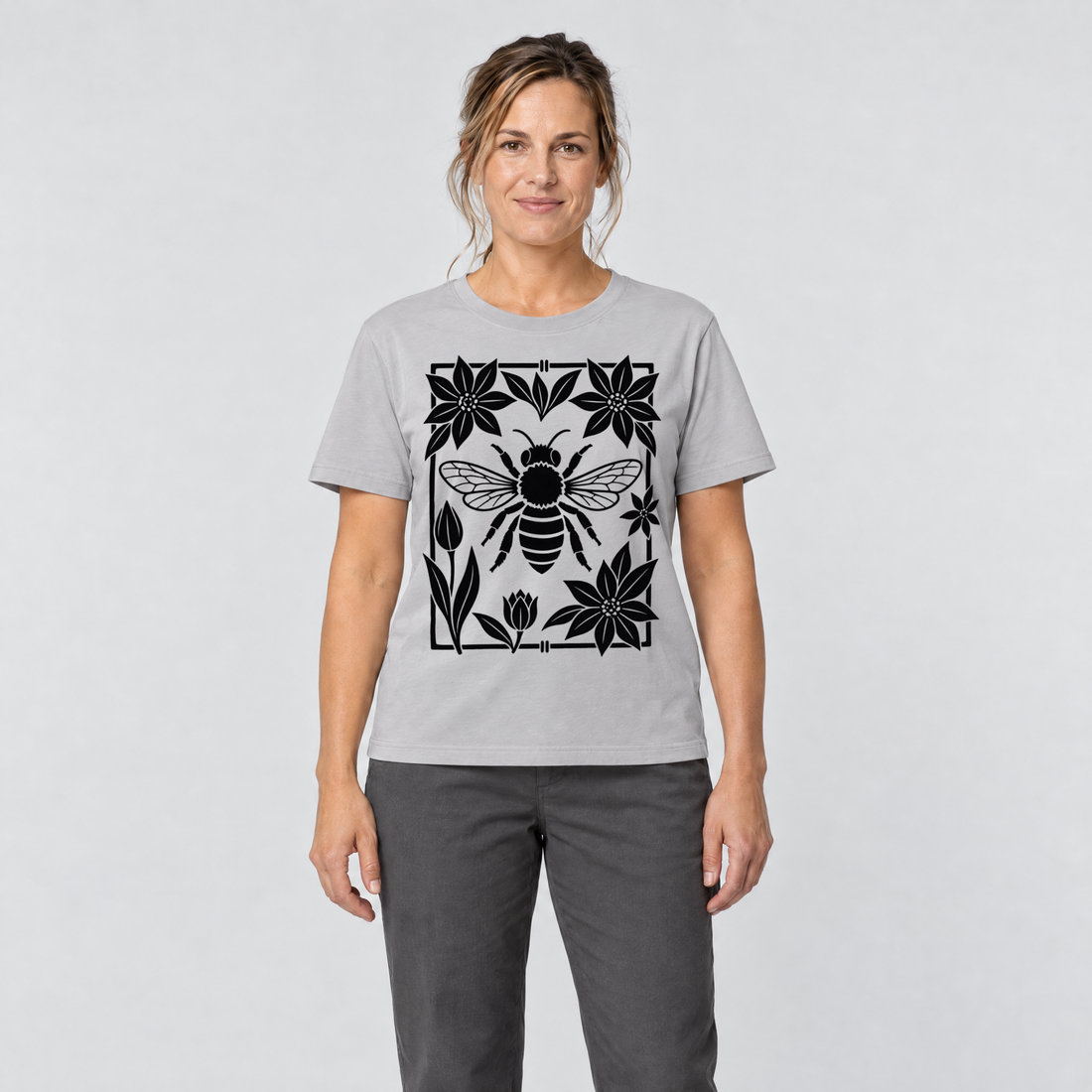 Frau trägt Biene im Blütenrahmen – T-Shirt Unisex in Hellgrau, Ansicht von vorn