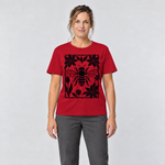 Frau trägt Biene im Blütenrahmen – T-Shirt Unisex in Rot, Ansicht von vorn