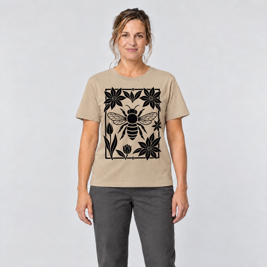 Frau trägt Biene im Blütenrahmen – T-Shirt Unisex in Sand, Ansicht von vorn