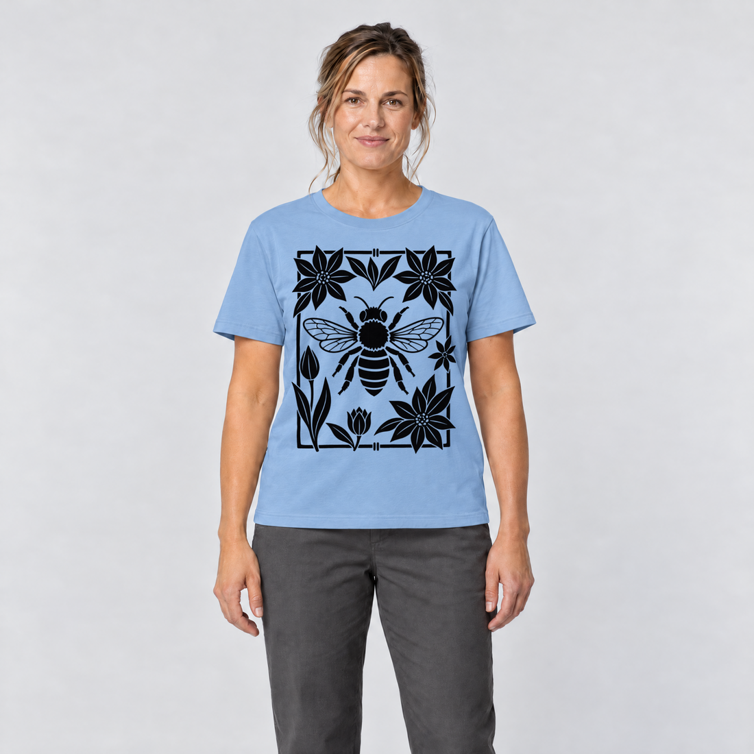 Frau trägt Biene im Blütenrahmen – T-Shirt Unisex in Himmelblau, Ansicht von vorn