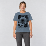 Frau trägt Biene im Blütenrahmen – T-Shirt Unisex in Steinblau, Ansicht von vorn