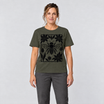 Frau trägt Biene im Blütenrahmen – T-Shirt Unisex in Oliv, Ansicht von vorn