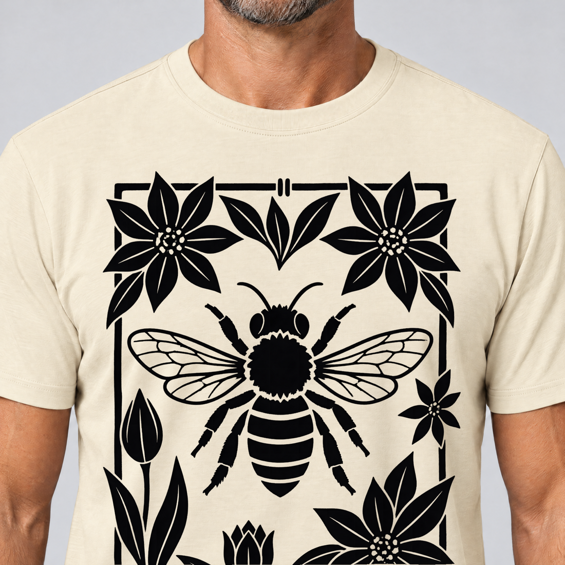 Nahaufnahme des Drucks: Biene im Blütenrahmen – T-Shirt Unisex in Natur, von einem Mann getragen
