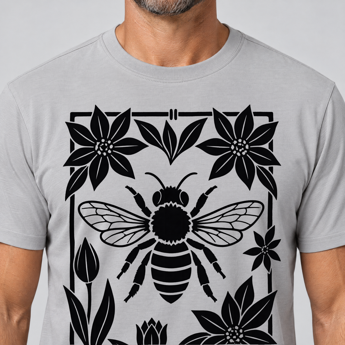 Nahaufnahme des Drucks: Biene im Blütenrahmen – T-Shirt Unisex in Hellgrau, von einem Mann getragen