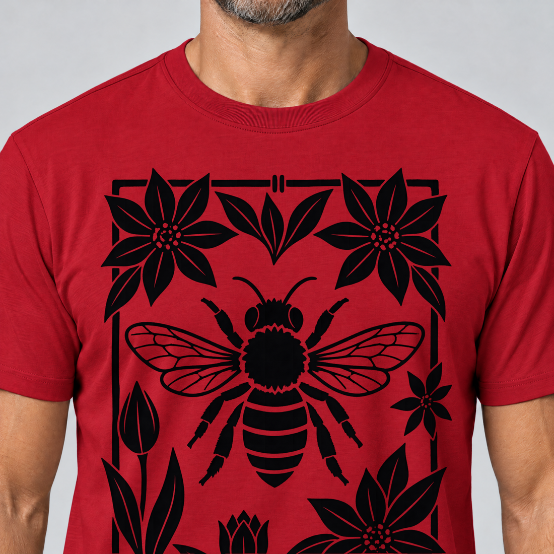 Nahaufnahme des Drucks: Biene im Blütenrahmen – T-Shirt Unisex in Rot, von einem Mann getragen