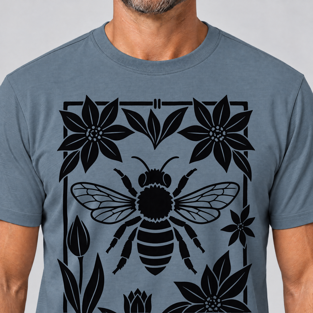 Nahaufnahme des Drucks: Biene im Blütenrahmen – T-Shirt Unisex in Steinblau, von einem Mann getragen