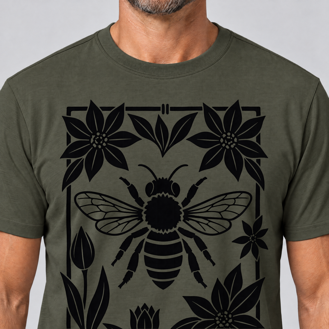 Nahaufnahme des Drucks: Biene im Blütenrahmen – T-Shirt Unisex in Oliv, von einem Mann getragen