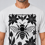 Nahaufnahme des Drucks: Biene im Blütenrahmen – T-Shirt Unisex in Weiß, von einem Mann getragen