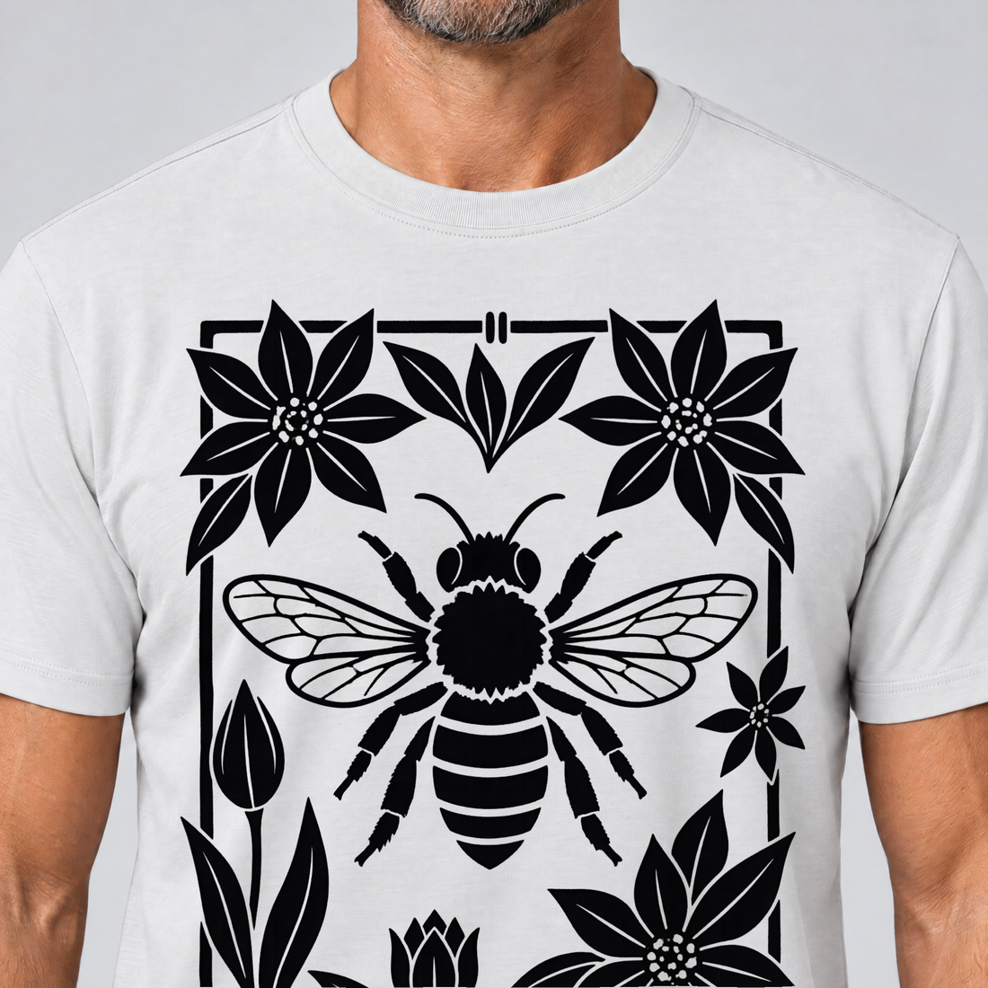 Nahaufnahme des Drucks: Biene im Blütenrahmen – T-Shirt Unisex in Weiß, von einem Mann getragen