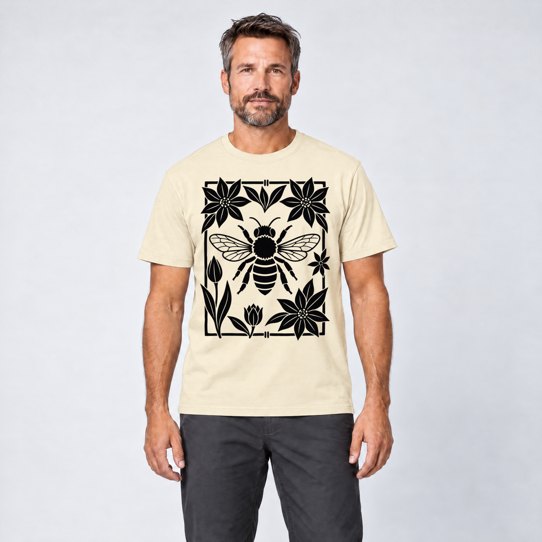 Mann trägt Biene im Blütenrahmen – T-Shirt Unisex in Natur, Ansicht von vorn