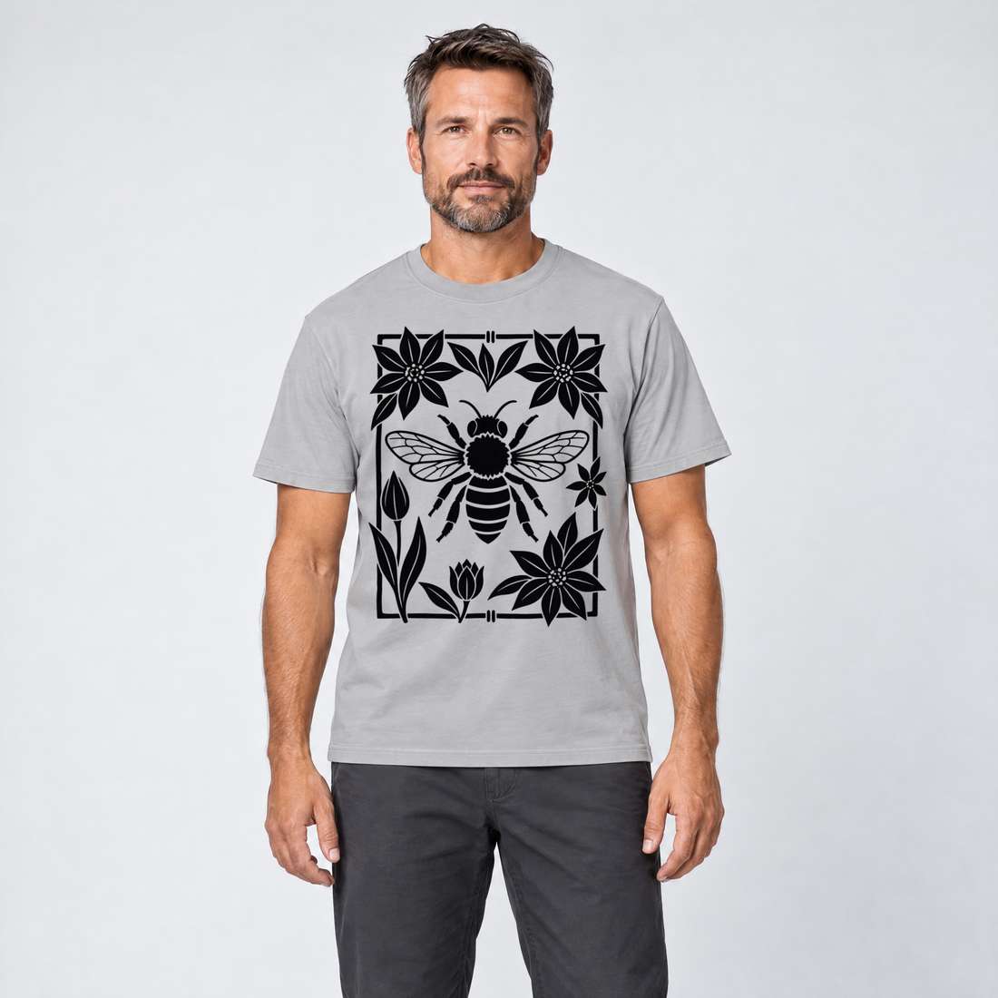 Mann trägt Biene im Blütenrahmen – T-Shirt Unisex in Hellgrau, Ansicht von vorn