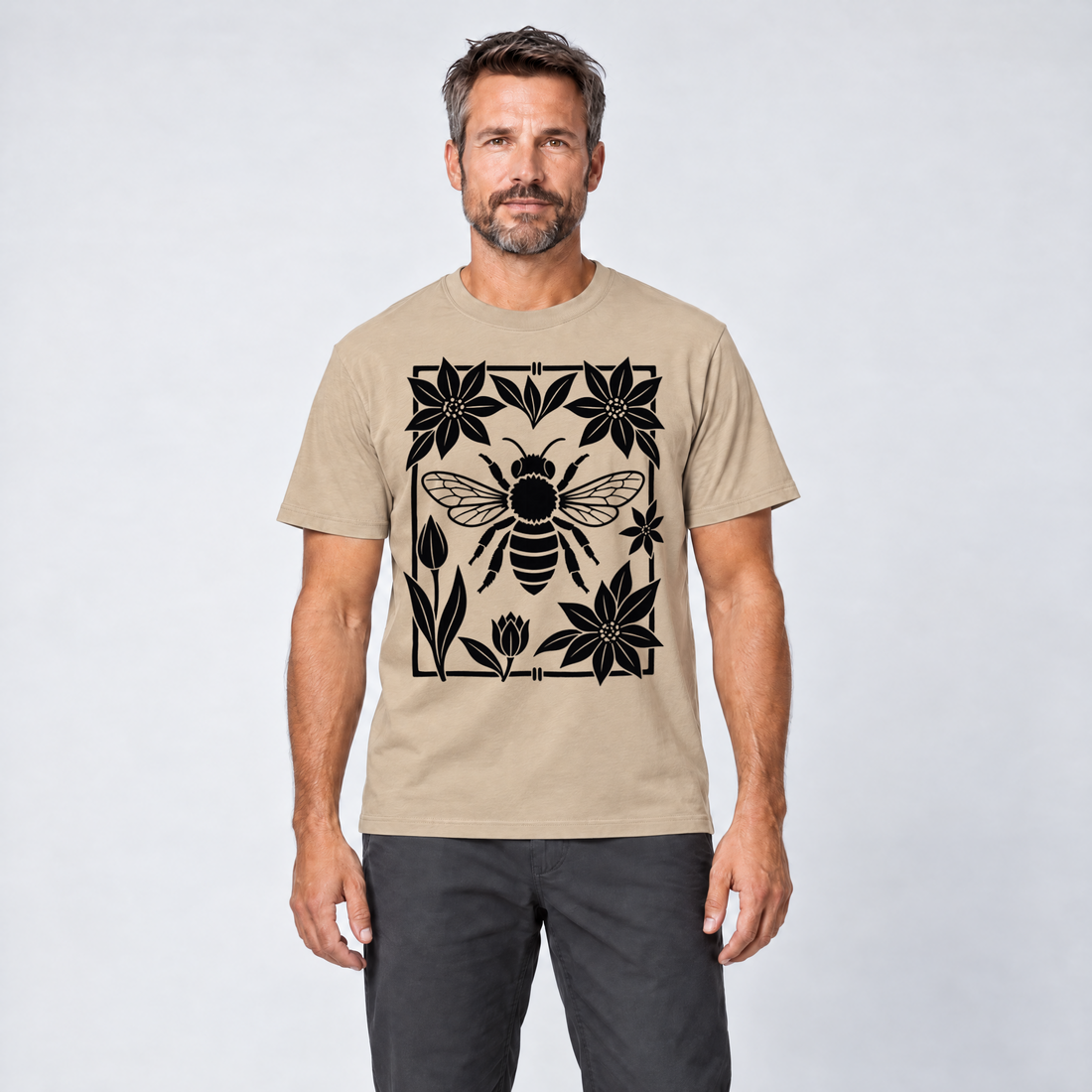 Mann trägt Biene im Blütenrahmen – T-Shirt Unisex in Sand, Ansicht von vorn