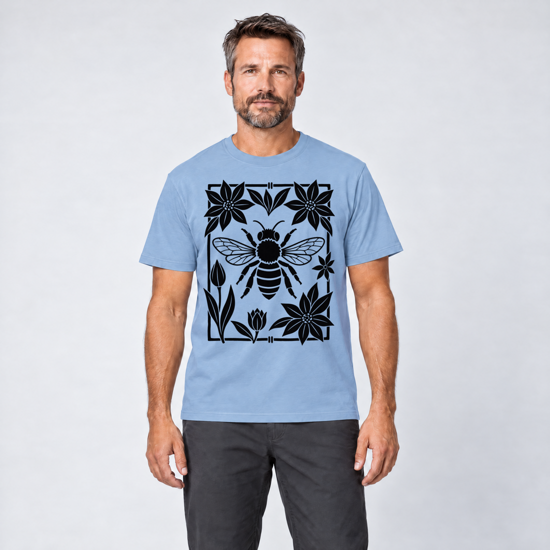 Mann trägt Biene im Blütenrahmen – T-Shirt Unisex in Himmelblau, Ansicht von vorn