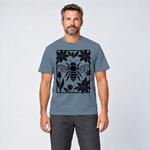 Mann trägt Biene im Blütenrahmen – T-Shirt Unisex in Steinblau, Ansicht von vorn