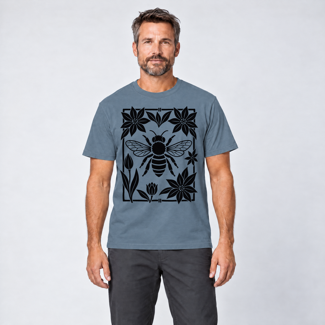 Mann trägt Biene im Blütenrahmen – T-Shirt Unisex in Steinblau, Ansicht von vorn