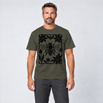 Mann trägt Biene im Blütenrahmen – T-Shirt Unisex in Oliv, Ansicht von vorn