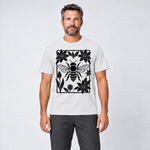 Mann trägt Biene im Blütenrahmen – T-Shirt Unisex in Weiß, Ansicht von vorn