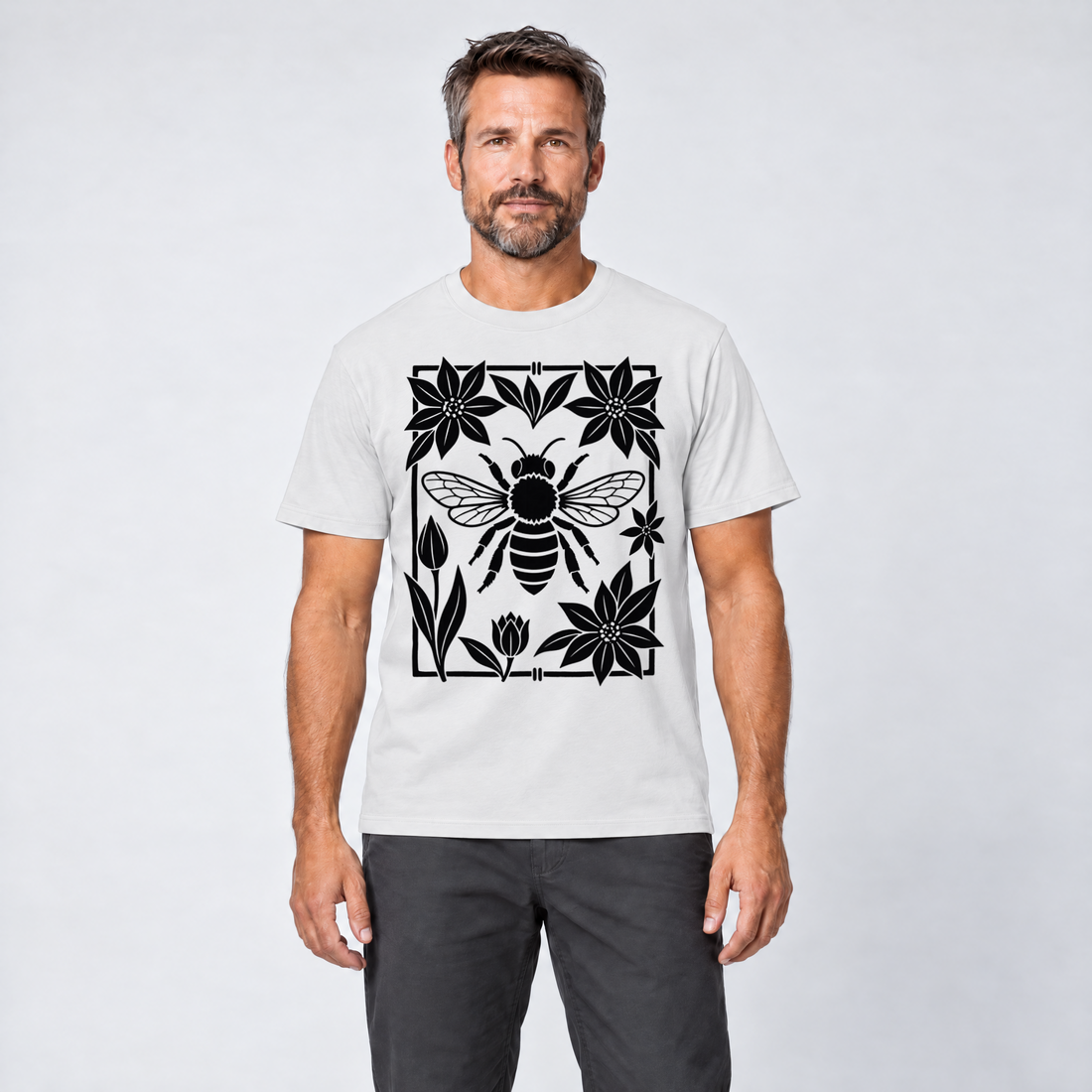 Mann trägt Biene im Blütenrahmen – T-Shirt Unisex in Weiß, Ansicht von vorn