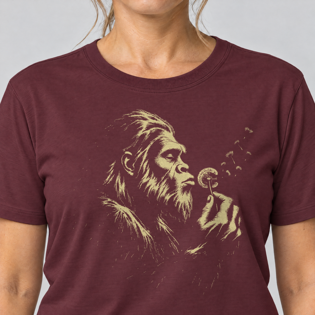 Nahaufnahme des Drucks: Bigfoot mit Pusteblume – T-Shirt Unisex in Bordeaux, von einer Frau getragen