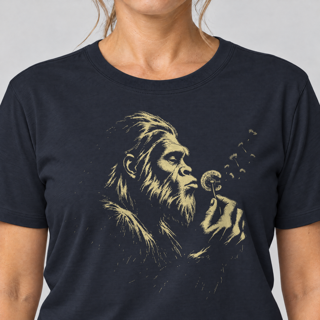 Nahaufnahme des Drucks: Bigfoot mit Pusteblume – T-Shirt Unisex in Navy, von einer Frau getragen