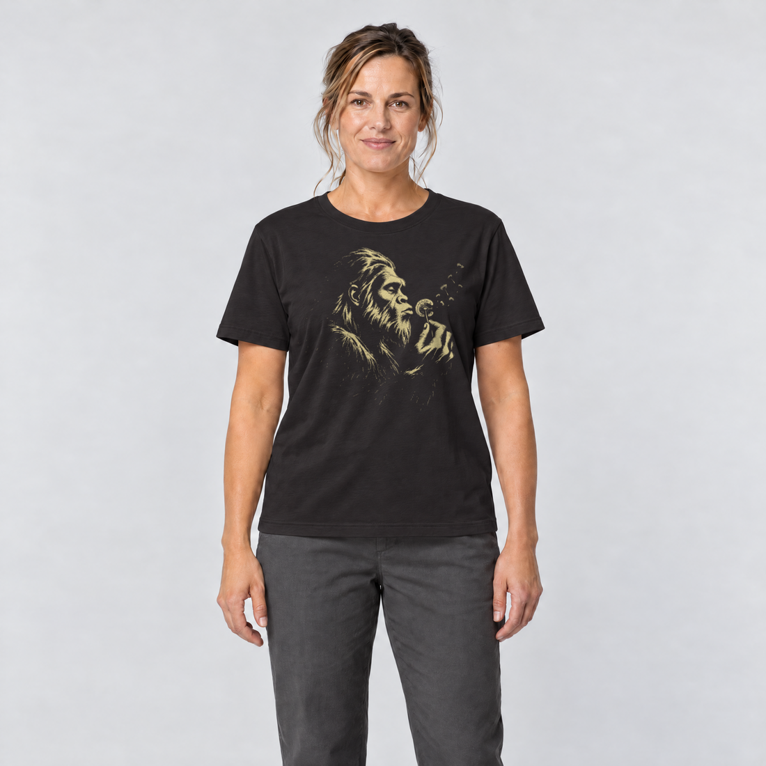 Frau trägt Bigfoot mit Pusteblume – T-Shirt Unisex in Schwarz, Ansicht von vorn