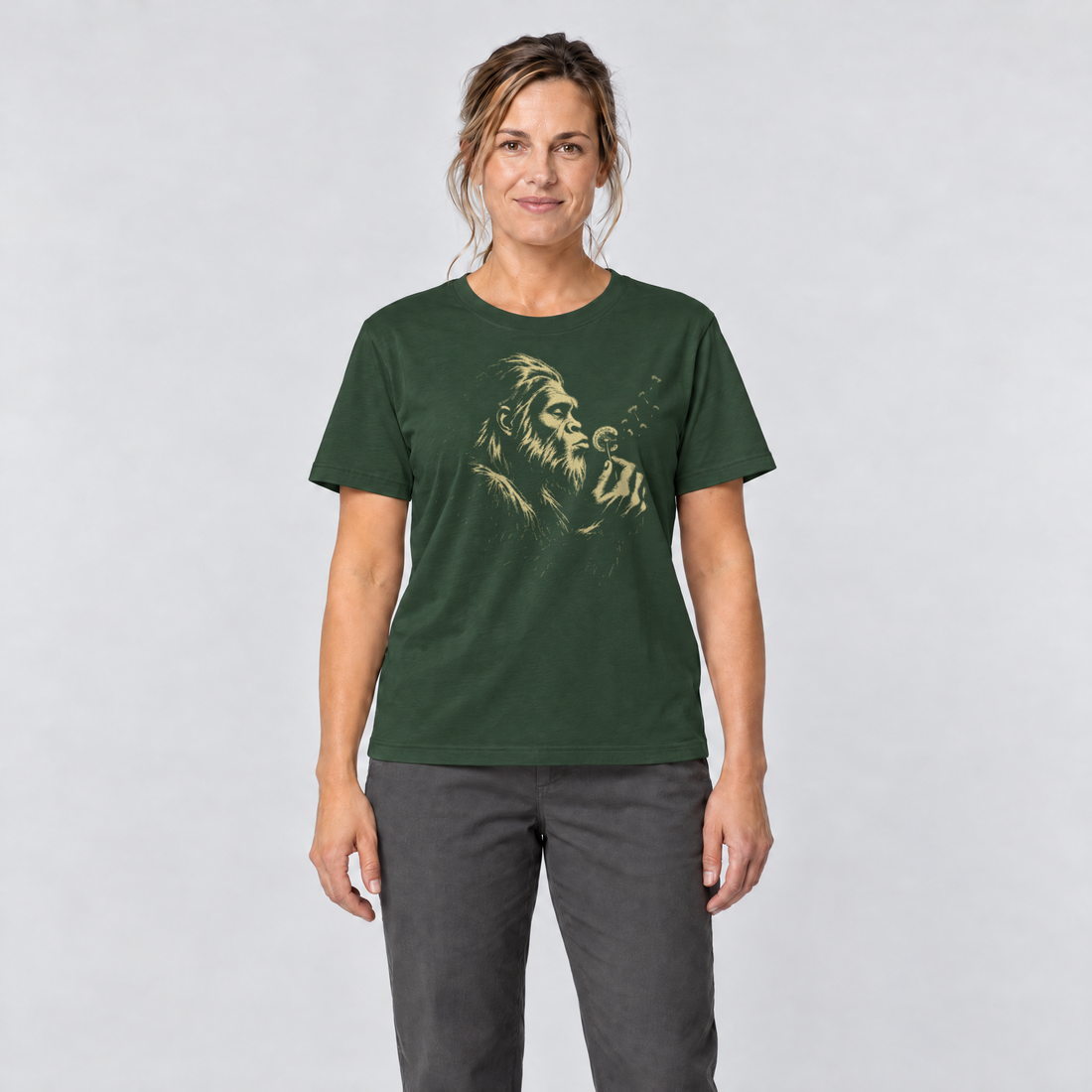 Frau trägt Bigfoot mit Pusteblume – T-Shirt Unisex in Flaschengrün, Ansicht von vorn