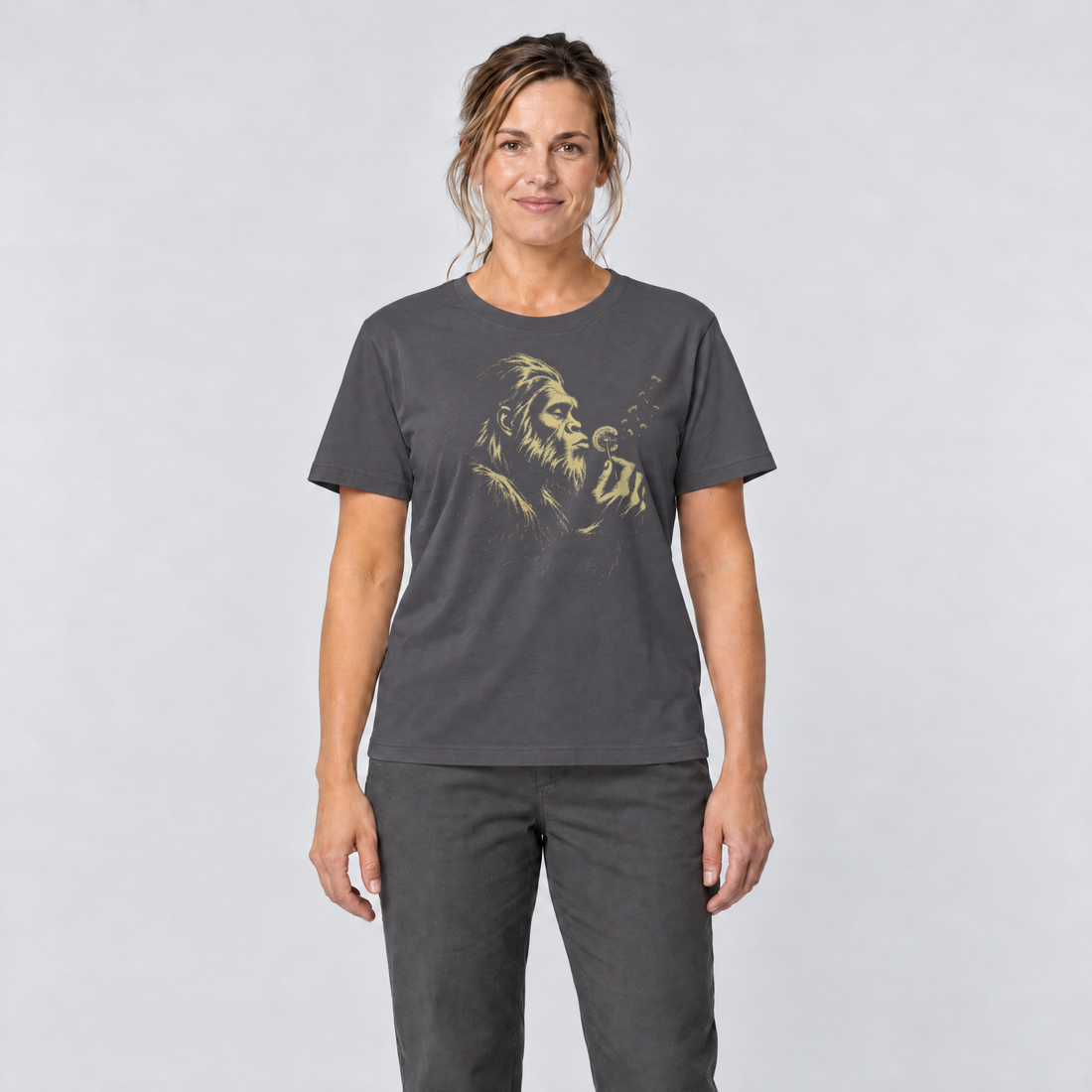 Frau trägt Bigfoot mit Pusteblume – T-Shirt Unisex in Dunkelgrau, Ansicht von vorn