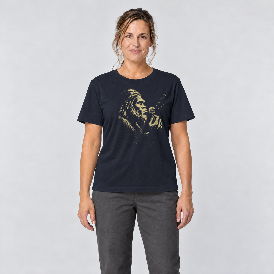 Frau trägt Bigfoot mit Pusteblume – T-Shirt Unisex in Navy, Ansicht von vorn
