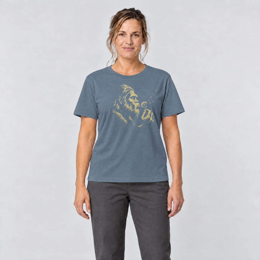 Frau trägt Bigfoot mit Pusteblume – T-Shirt Unisex in Steinblau, Ansicht von vorn