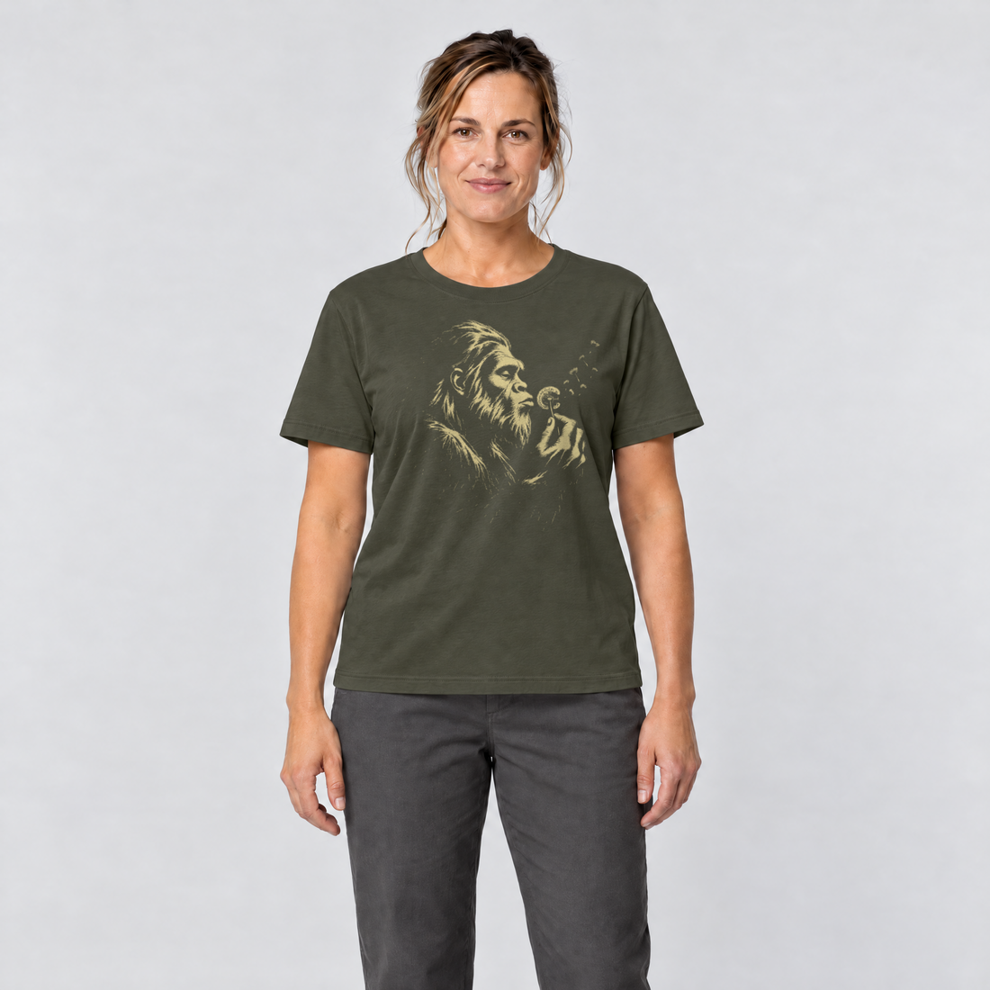 Frau trägt Bigfoot mit Pusteblume – T-Shirt Unisex in Oliv, Ansicht von vorn
