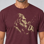 Nahaufnahme des Drucks: Bigfoot mit Pusteblume – T-Shirt Unisex in Bordeaux, von einem Mann getragen
