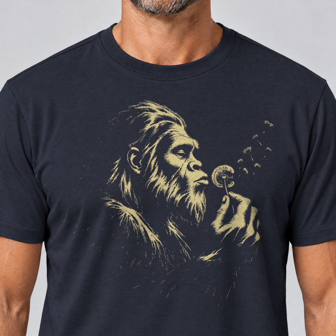 Nahaufnahme des Drucks: Bigfoot mit Pusteblume – T-Shirt Unisex in Navy, von einem Mann getragen