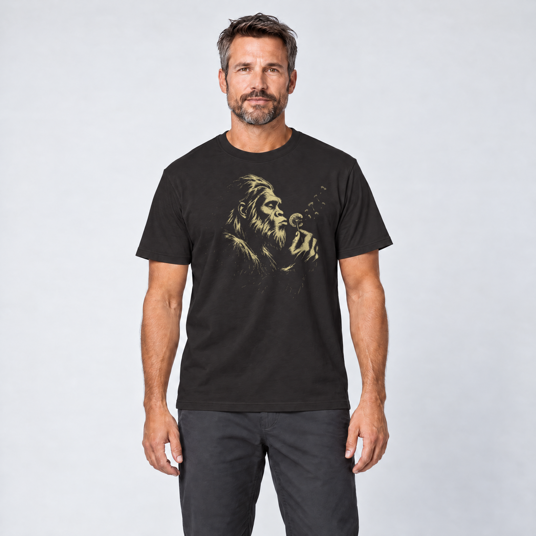 Mann trägt Bigfoot mit Pusteblume – T-Shirt Unisex in Schwarz, Ansicht von vorn
